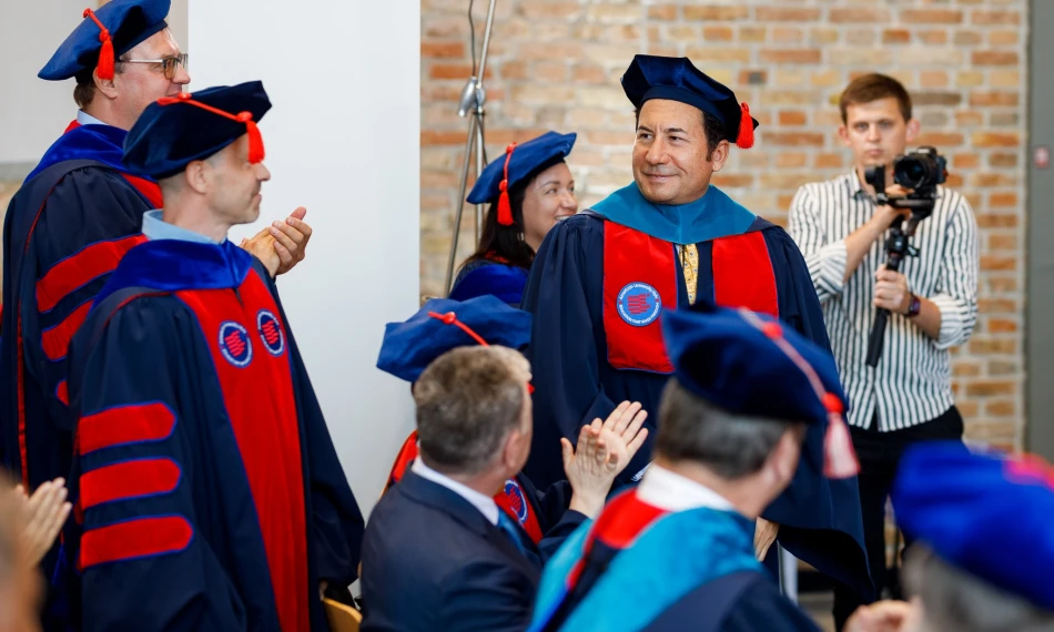 Амерікан Юніверсіті Київ заснував університетські нагороди, які щороку вручатимуть викладачам і студентам АЮК - linza.com.ua