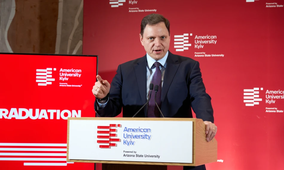 Енді Гундер, президент American Chamber of Commerce in Ukraine, привітав випускників під час AUK Master's Graduation Ceremony 2025 - linza.com.ua